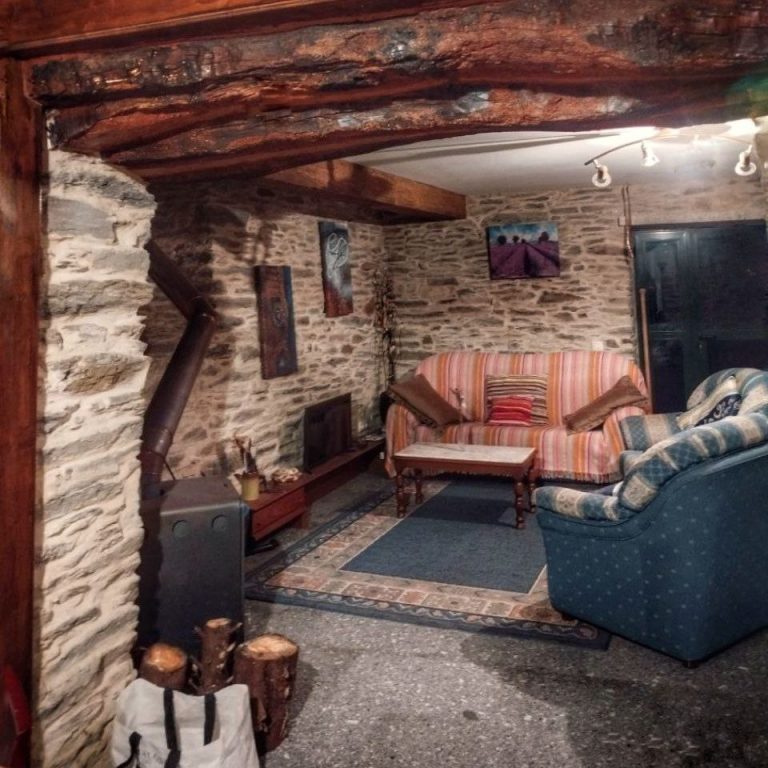 Dormitorio con cama matrimonial, muebles claros y armario de puertas blancas y azules.